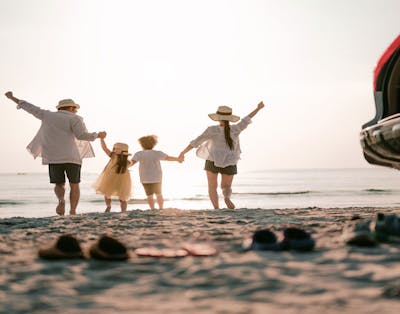 En familie på stranden i solskin