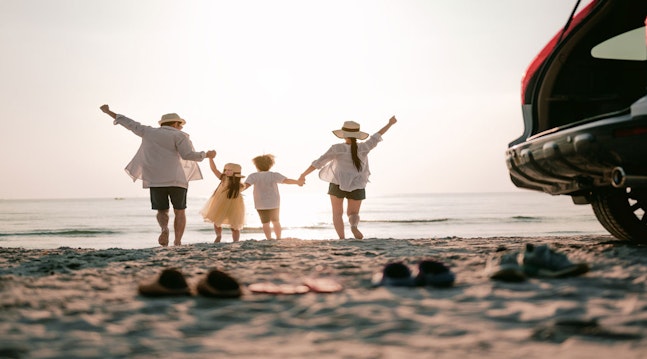 En familie på stranden i solskin