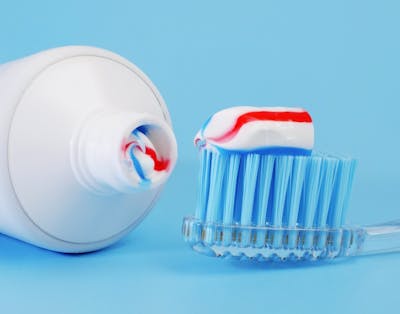 tandbørste med tandpasta