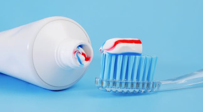 tandbørste med tandpasta