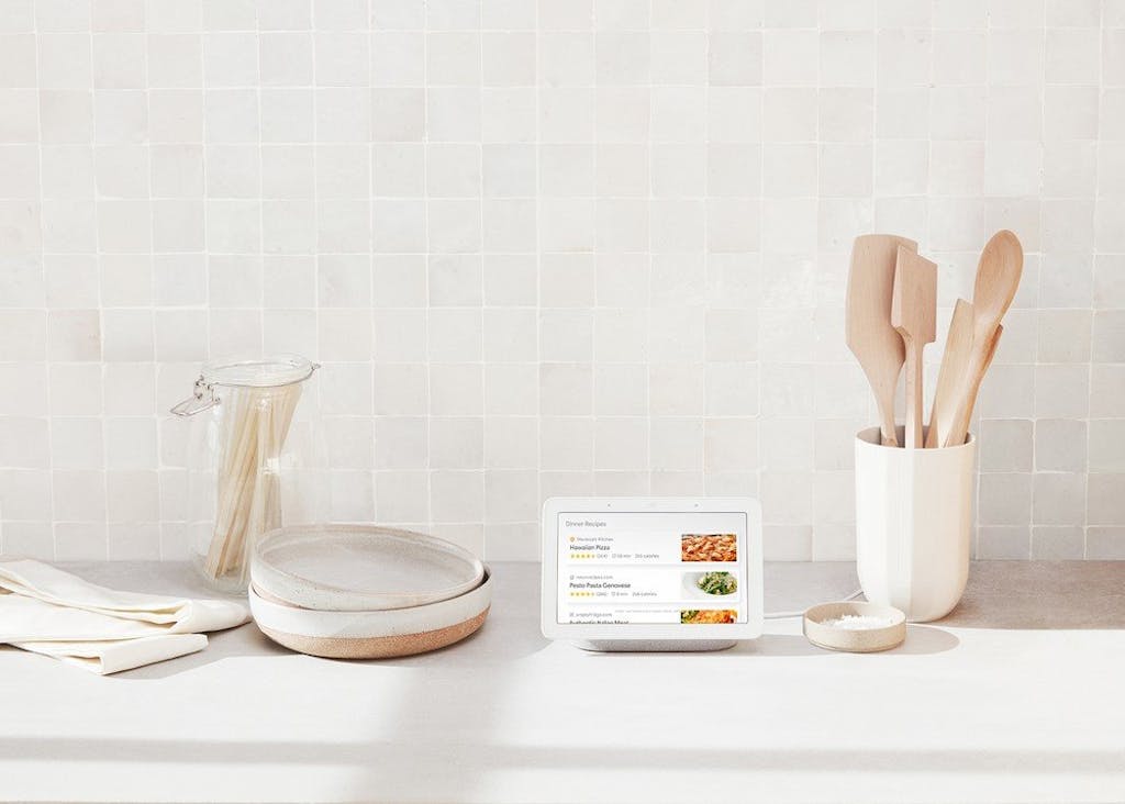  Google Nest Hub kan med fordel placeres i køkkenet, fordi den på overbevisende vis, kan finde opskrifter og læse dem op for dig