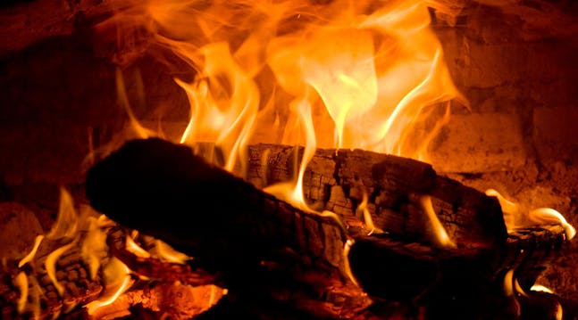 Der er ikke noget smukkere end at kigge på flammernes dans gennem en glasrude i brændeovnen.