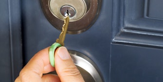 Der er mange gode løsninger, der kan sikre din bolig, så du slipper for ubudne gæster og trygt kan låse din dør. 