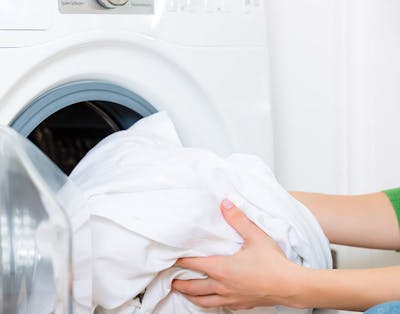 Antallet af eksisterende vaske-, rense- og tørresymboler kan være noget af en rengøringsjungle at finde rundt i.