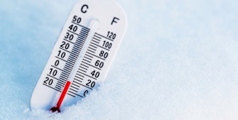et termometer i sneen