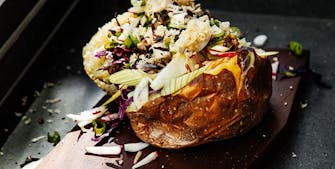 Bagte kartofler med sprød salat og ramsløgssmør