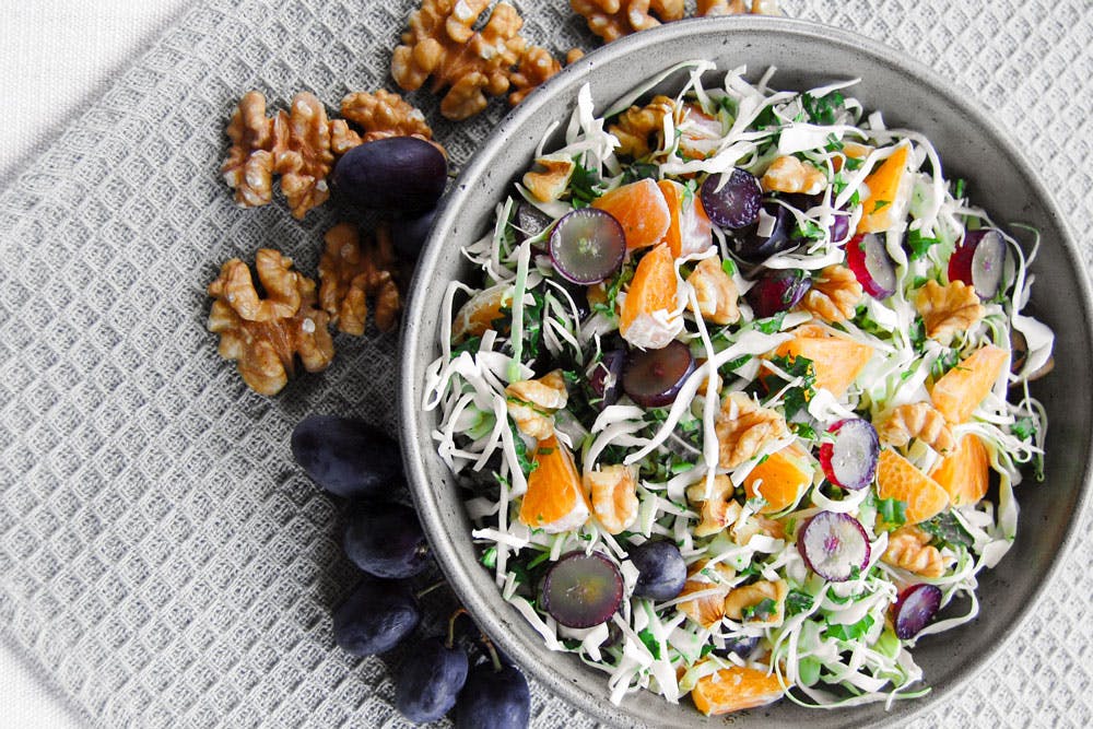 Cremet kålsalat med klementiner og vindruer