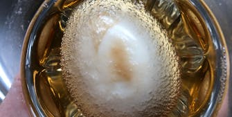 Køkkenbordseksperiment: Lav et gummi-æg på kun tre dage