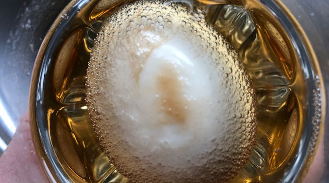 Køkkenbordseksperiment: Lav et gummi-æg på kun tre dage