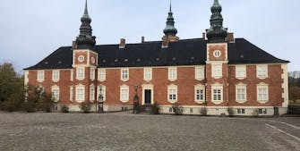 Landets vel nok smukkeste, sjoveste og mest historiemættede skove i Jægerspris og helt tæt på Jægerspris slot
