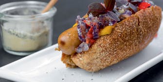 Hjemmelavet gourmet-hotdog med oksekødspølse