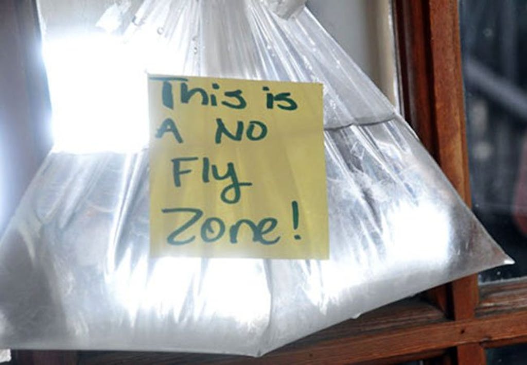 Hvis poserne bliver hængt op i husets tagskæg eller i vinduerne, kan de bidrage til at holde fluer væk fra huset.