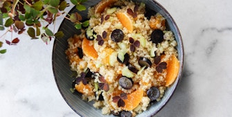 Forårssalat med quinoa og frugt