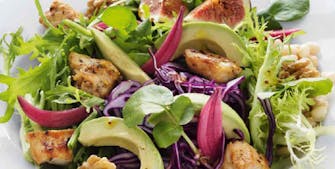 Salat med rødkål, kylling, avocado og nødder
