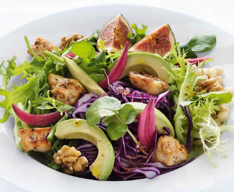 Salat med rødkål, kylling, avocado og nødder