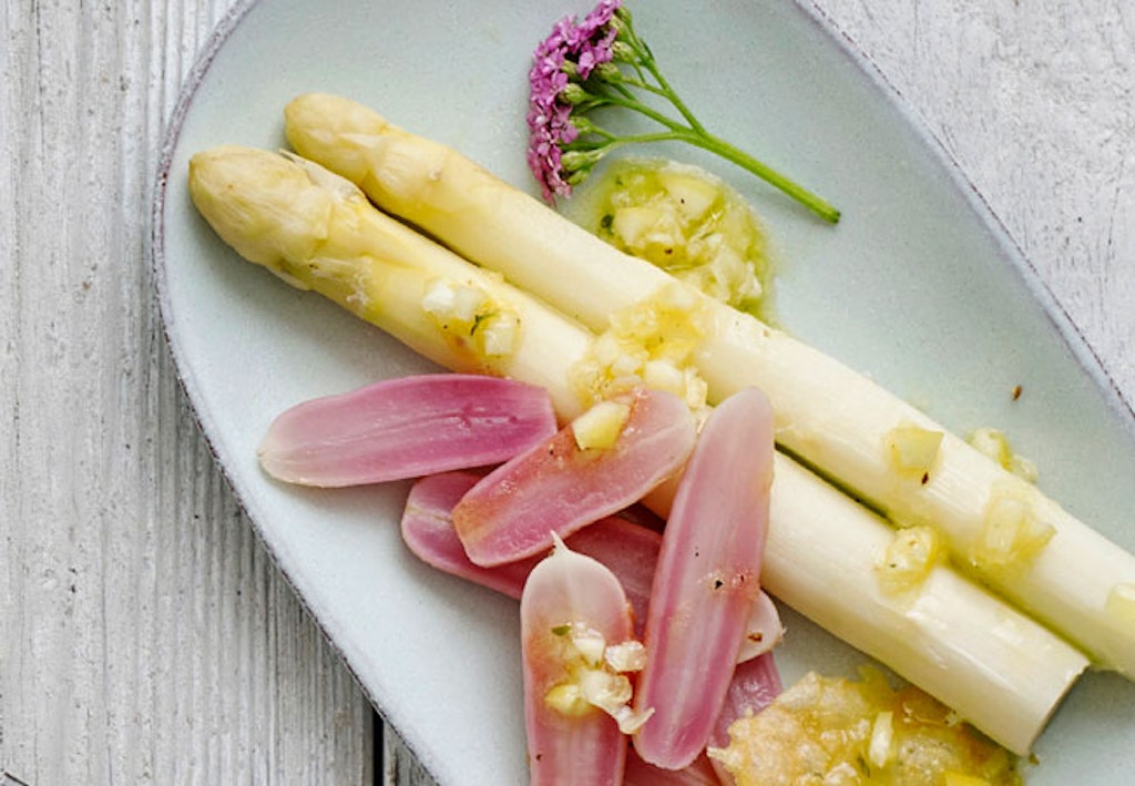 Hvide asparges med bagte radiser