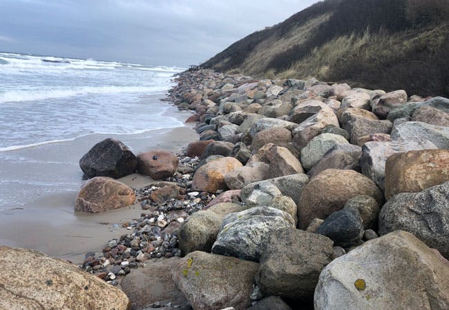 Mange store sten i den danske strandkant