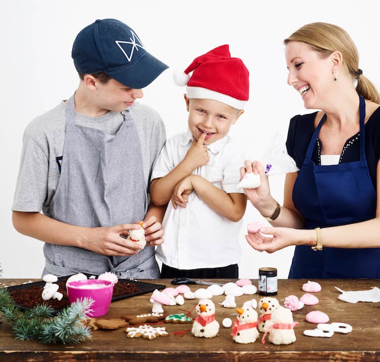 Gry og hendes drenge bager julekager