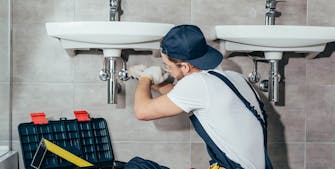 Almindelige badeværelsesproblemer du let kan fixe selv