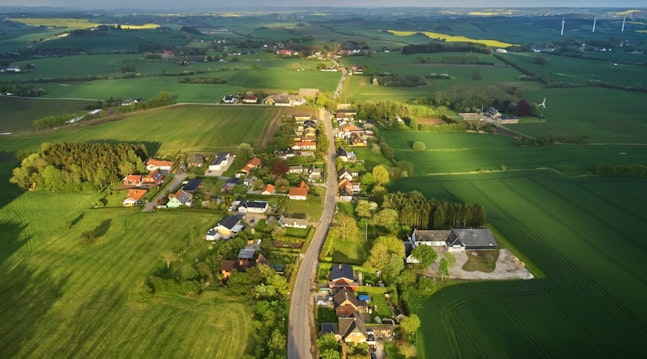 En dansk landsby set fra luften