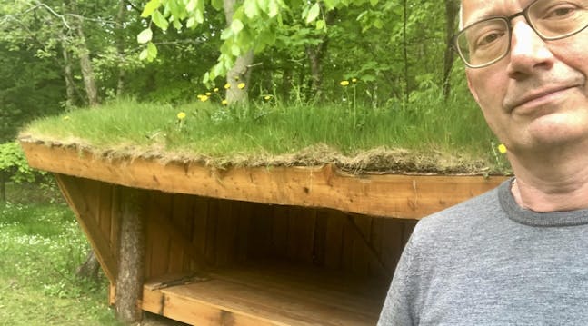Niels Krause-Kjær foran sit shelter på sommerhusgrunden i Rågeleje