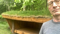 Niels Krause-Kjær foran sit shelter på sommerhusgrunden i Rågeleje