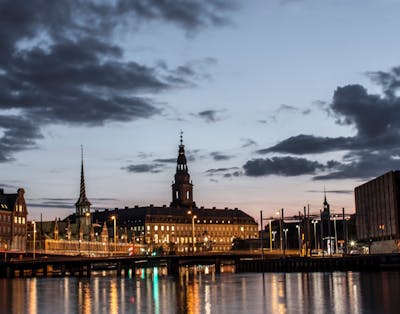 Christiansborg ved aftentide