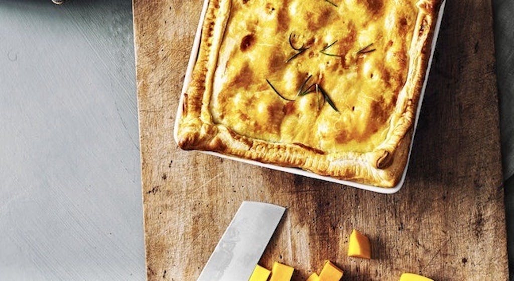 pumpkin pie tærte på skærebræt
