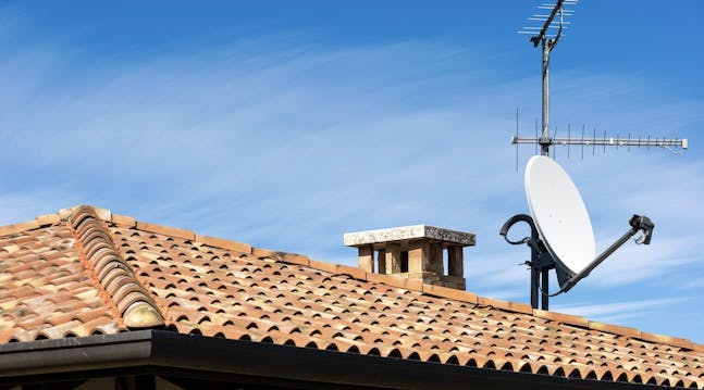 Hustag med antenne og parabol