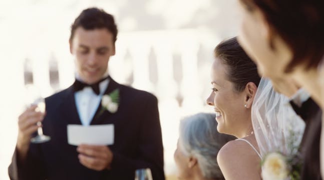 Brudgom holder tale for sin brud til bryllup